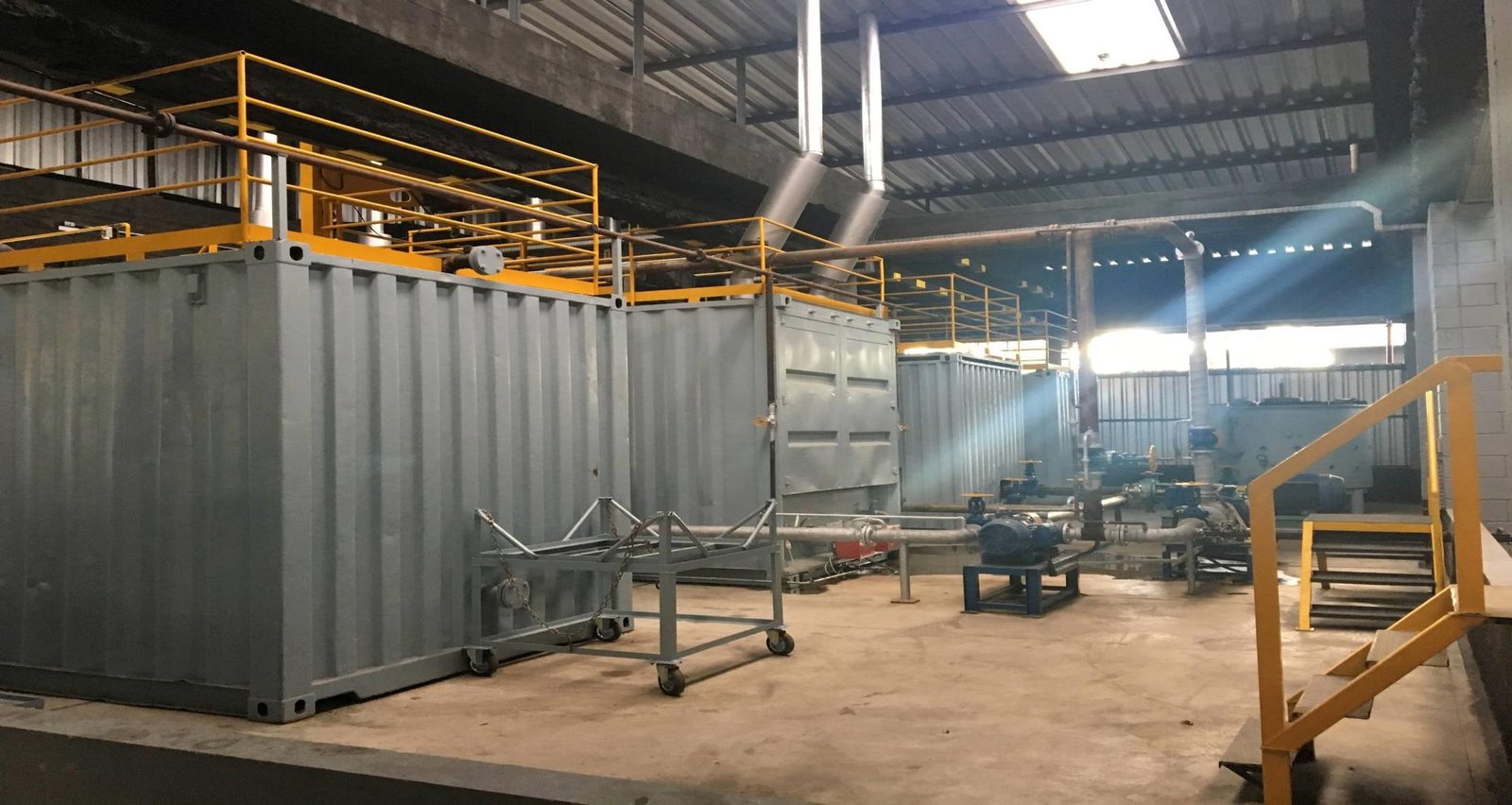 Interior da planta de processamento da CAP em Barueri