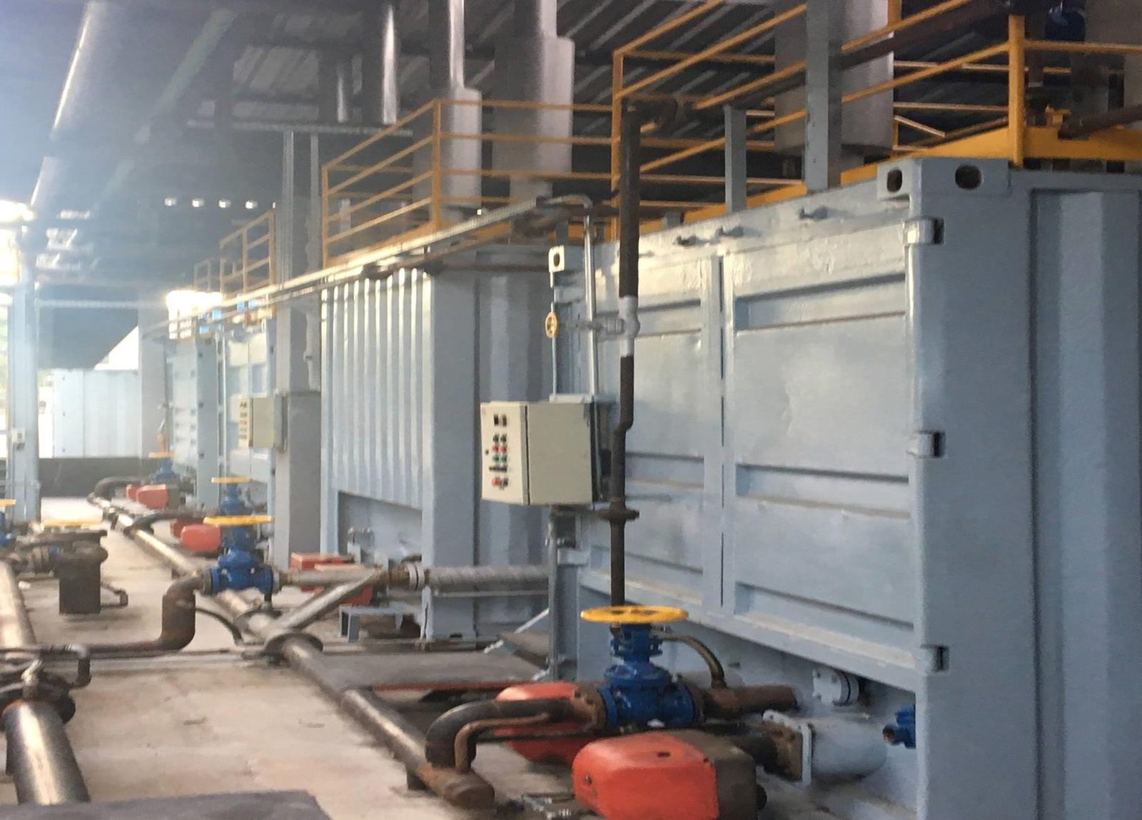 Tubulações e válvulas da planta industrial